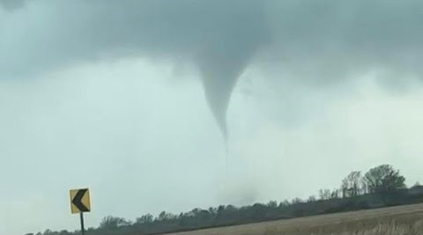 Wynne tornado forming southwest of town, 31 March 2023 — video still
